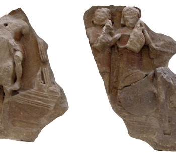 Αρχαϊκό ανάγλυφο του θησαυρού των Σικυωνίων στους Δελφούς. Η Αργώ και οι Αργοναύτες. Μεταξύ τους ο Ορφεύς και οι Διόσκουροι. (© ΥΠ.ΠΟ.Α) 