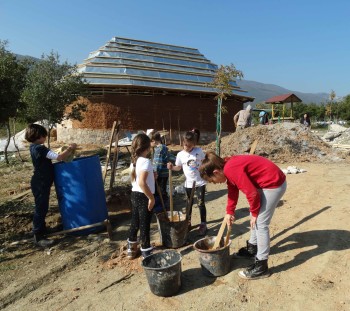 Παρασκευή πηλοκονιάματος για την κατασκευή πεταλόσχημης εστίας εξωτερικά του κτίσματος 