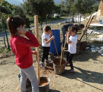 Παρασκευή πηλοκονιάματος για την κατασκευή πεταλόσχημης εστίας εξωτερικά του κτίσματος 