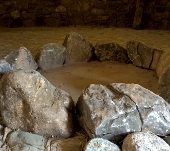 Λιθόκτιστη εστία στο κέντρο του κτιρίου 