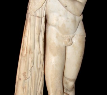 O Ποδαλείριος, γιος του Ασκληπιού, από τις μεγάλες θέρμες, στο Μουσείο του Δίου 